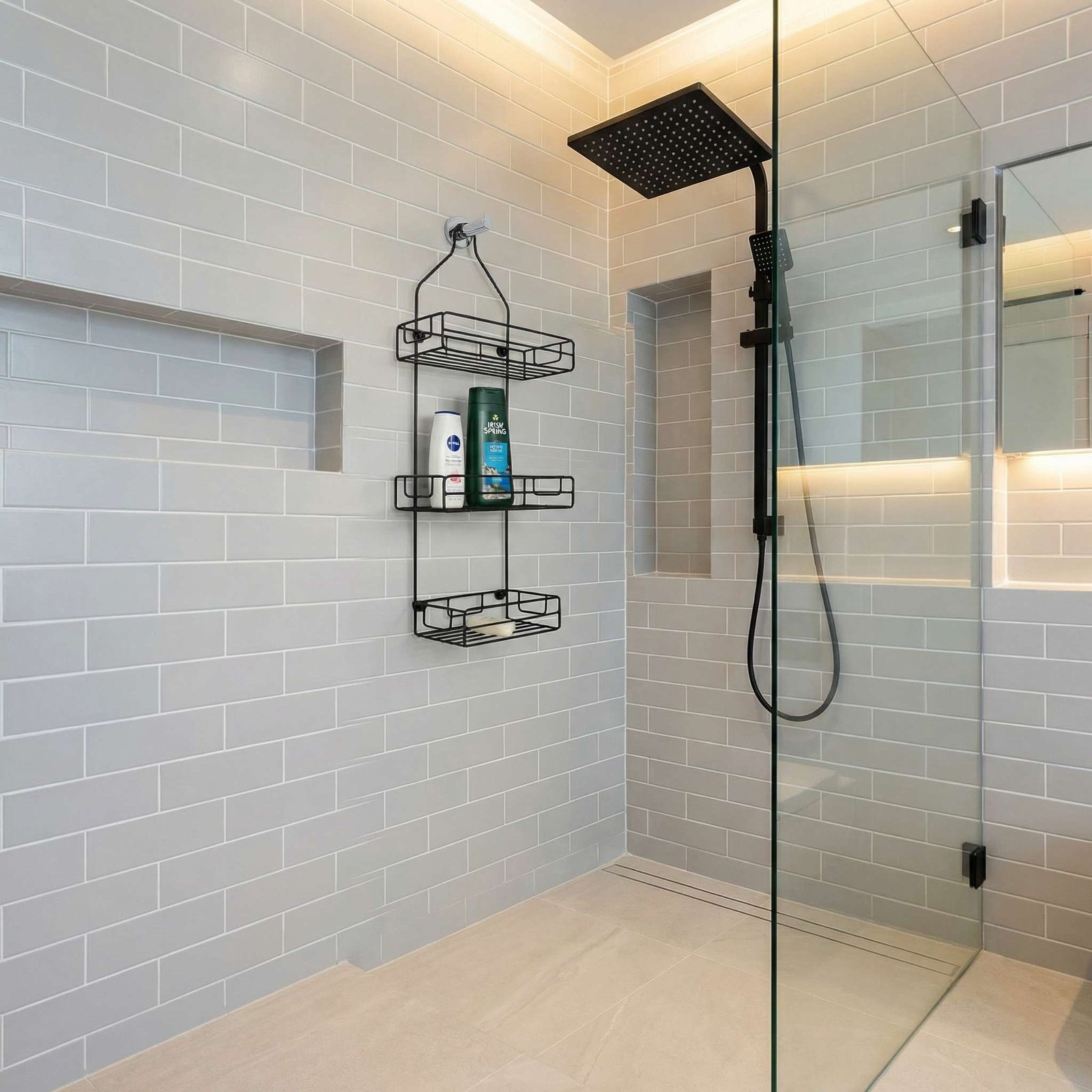 পাশ থেকে তোলা ৩ লেয়ার শাওয়ার র্যাকের ছবি, ডিজাইন দেখা যাচ্ছে